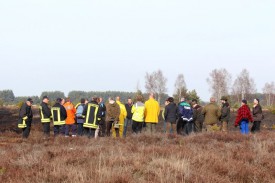 Naturschutzfachleute und Vertreter der Feuerwehr begutachten die gelungene Pflegemaßnahme